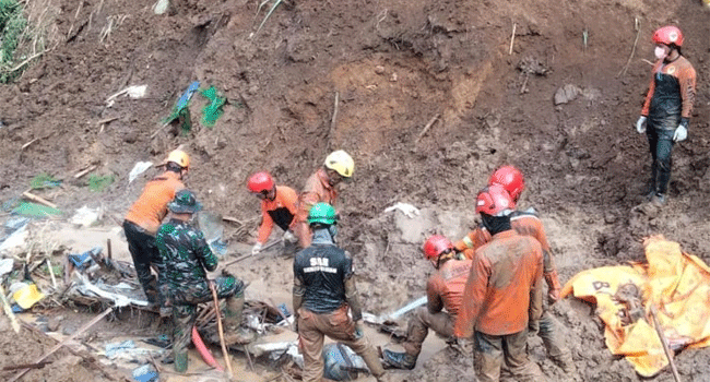 ইন্দোনেশিয়ায় ভূমিধসে নিহতের সংখ্যা বেড়ে ১১