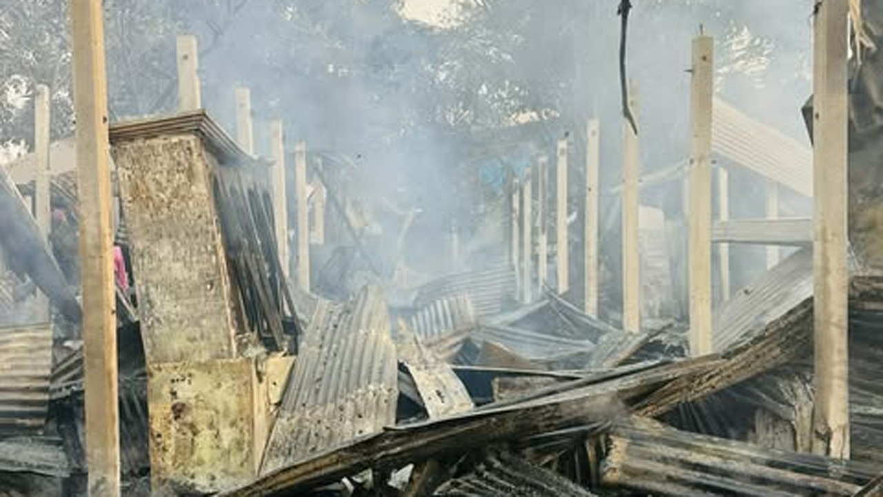 আগুনে পুড়ে যাওয়া বসতঘর