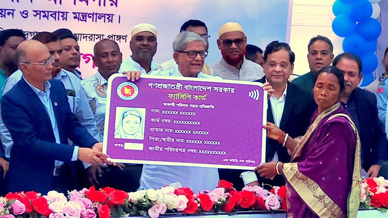 ফ্যামিলি কার্ড বিতরণ করছেন মির্জা ফখরুল ইসলাম আলমগীর
