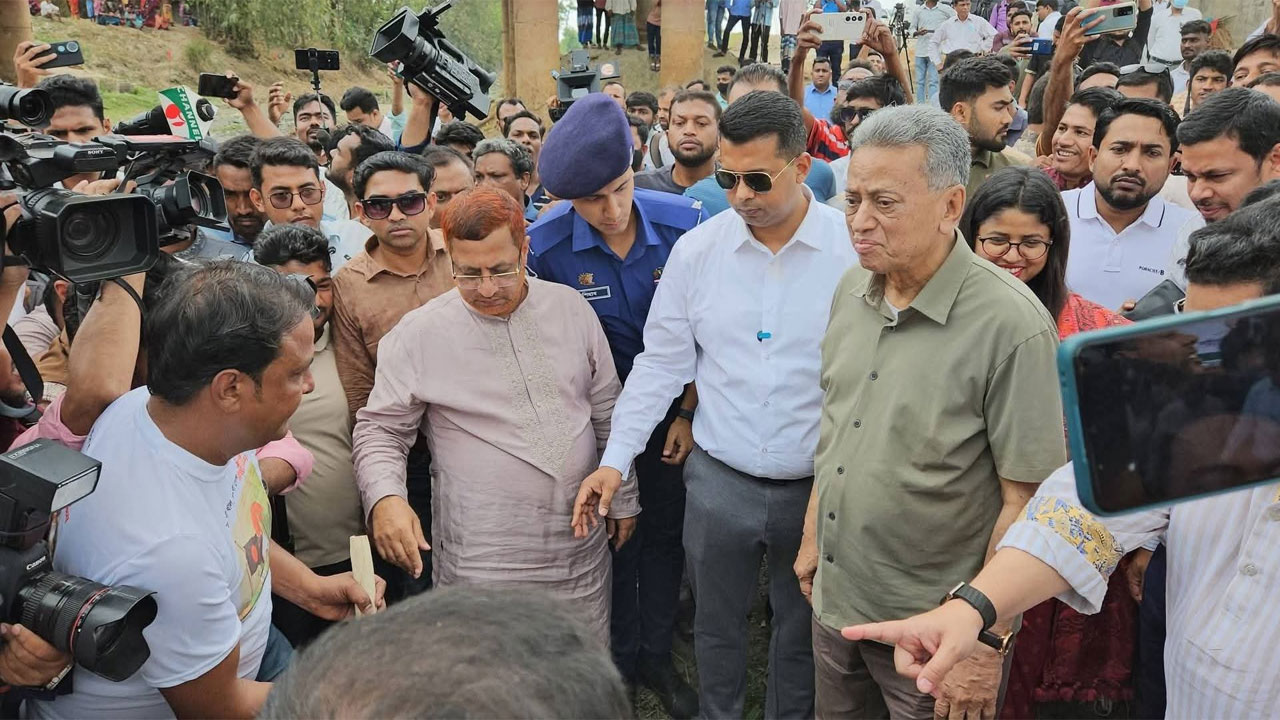 কথা বলছেন অর্থমন্ত্রী আমির খসরু মাহমুদ চৌধুরী