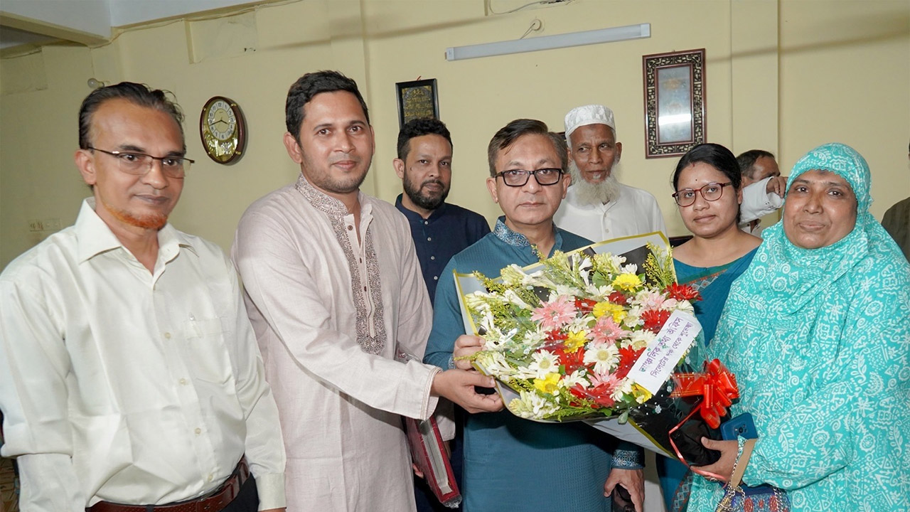 সিলেটে বাণিজ্যমন্ত্রীর সাথে উপপ্রধান তথ্য অফিসারের সৌজন্য সাক্ষাৎ