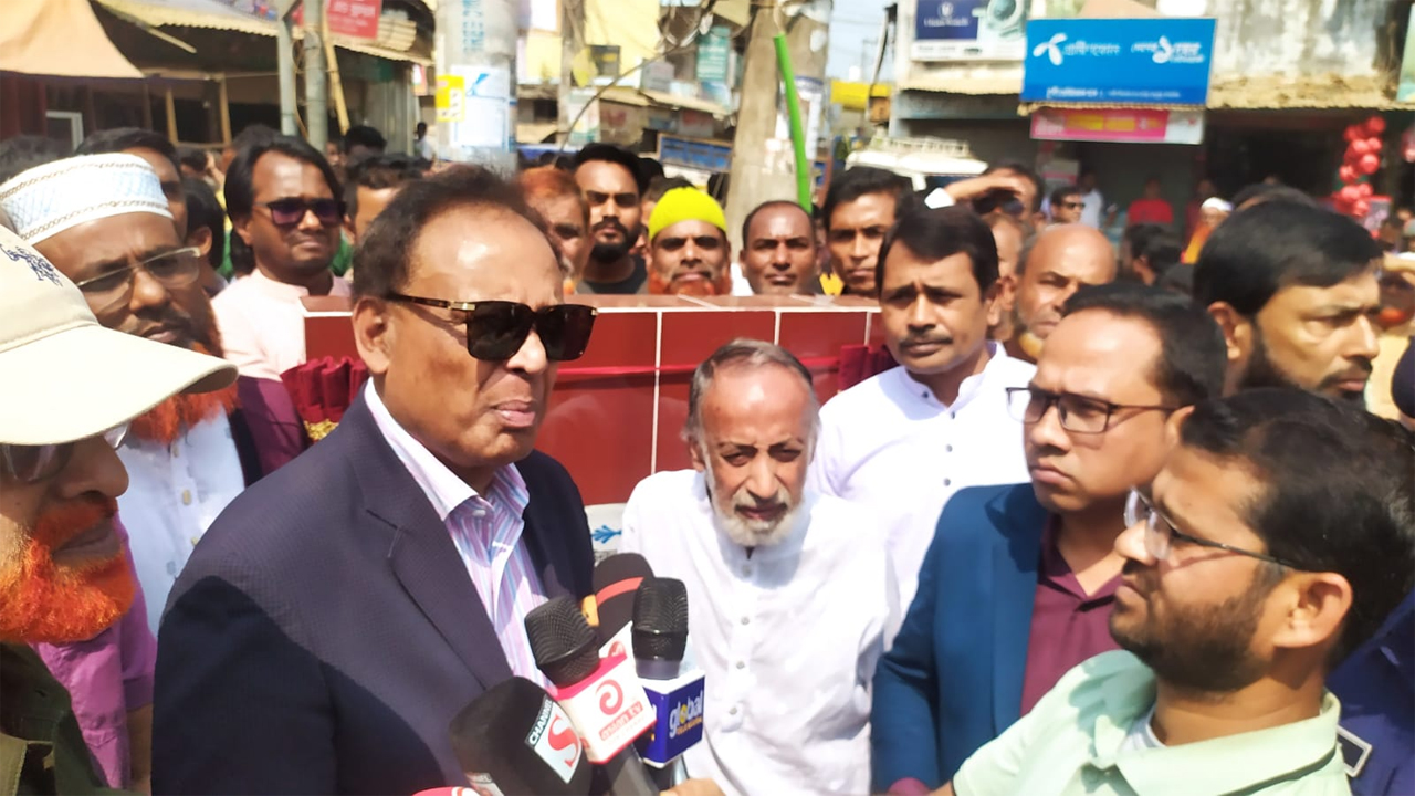 সাংবাদিকদের সাথে কথা বলছেন মন্ত্রী ফকির মাহবুব আনাম