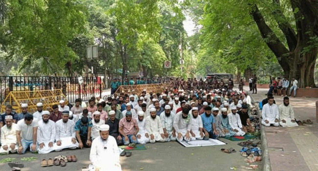 যমুনার সামনে বিক্ষোভকারীদের জুমার নামাজ আদায়