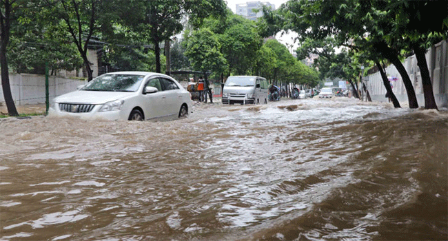 ঢাকার সড়কে বৃষ্টিতে জমে যাওয়া পানি