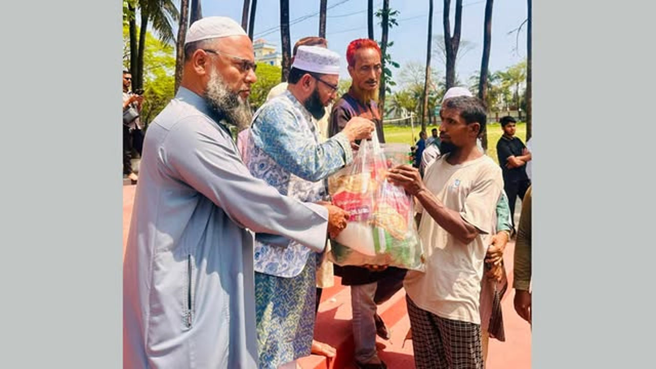 ঈদ সামগ্রী বিতরণ