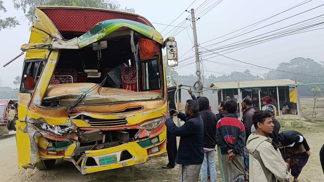 দুমড়ে-মুচড়ে যাওয়া বাস