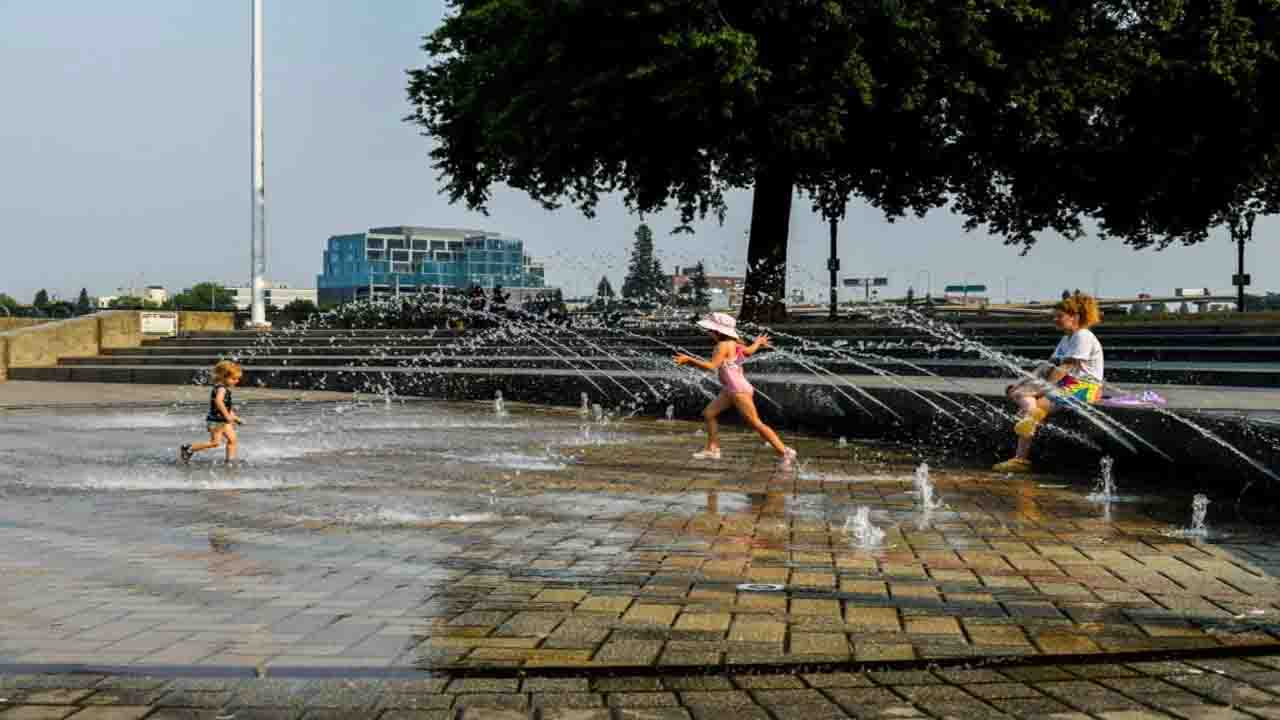 তাপদাহে বাচ্চাদের শীতল হওয়ার চেষ্টা