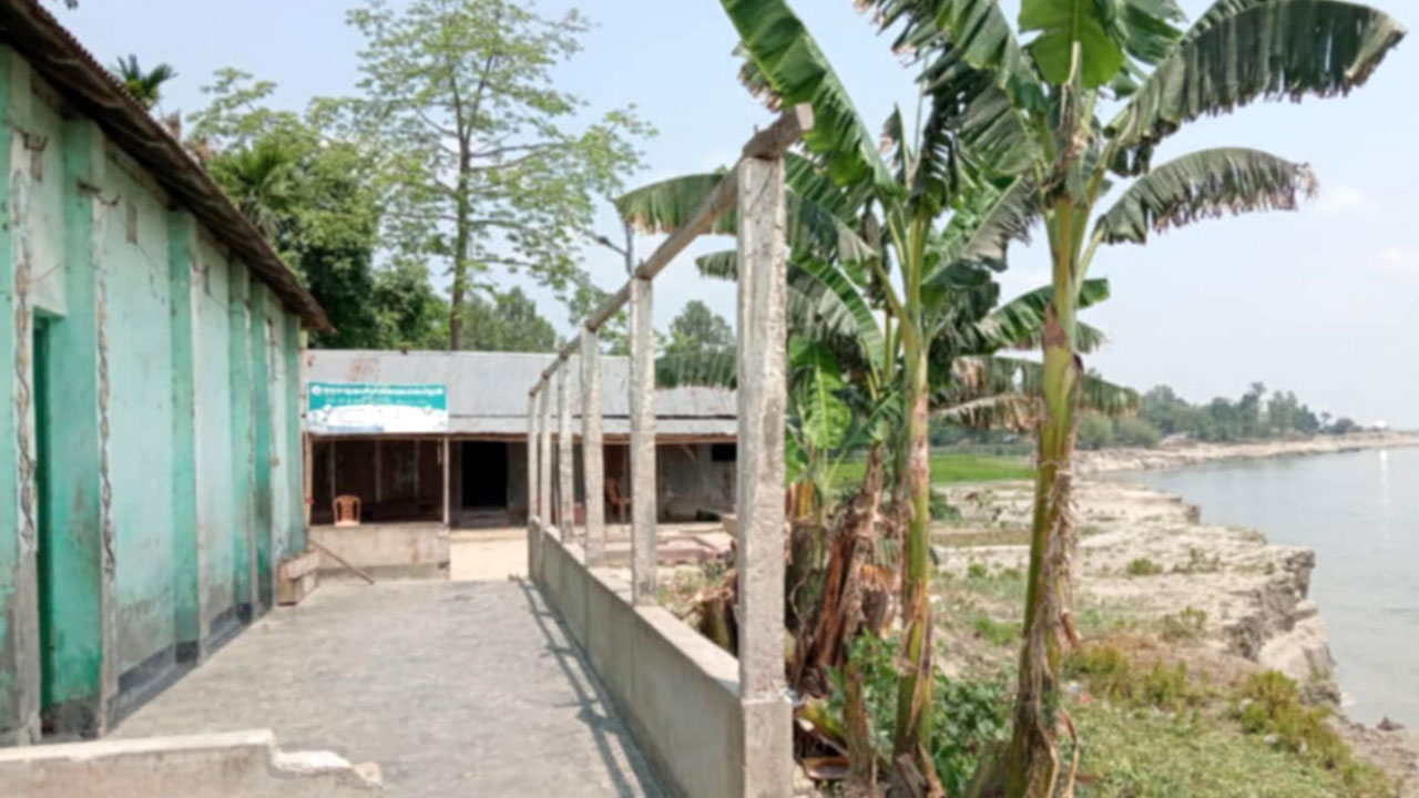 ব্রহ্মপুত্র নদের ভাঙনে দিশেহারা উলিপুরের মানুষ