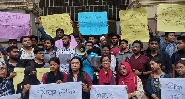 বক্তব্য রাখছেন আন্দোলনরত ছাত্ররা।
