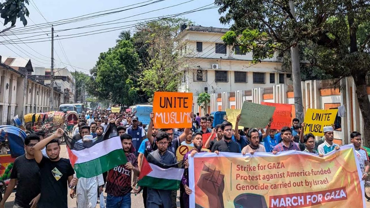 ইসরাইলের আগ্রাসনের প্রতিবাদে অবস্থান কর্মসূচি পালন করেন বুটেক্সের শিক্ষক, কর্মকর্তা-কর্মচারী ও সাধারণ শিক্ষার্থীরা