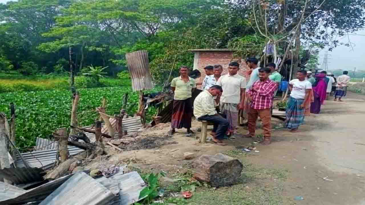 পুড়ে যাওয়া দোকান