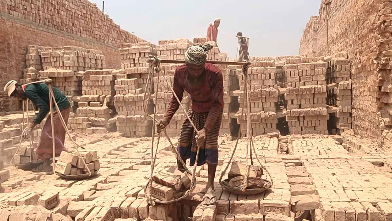 কাজ করছেন শ্রমিকরা