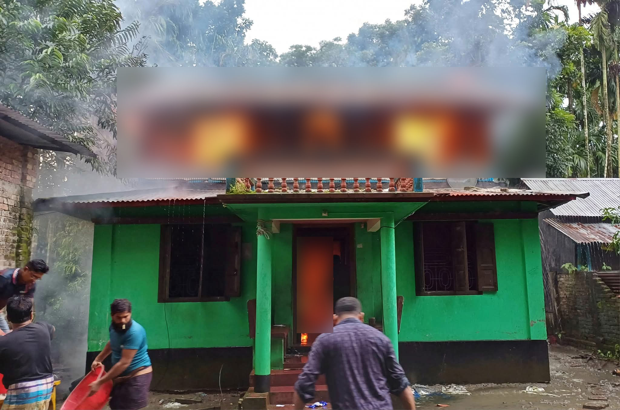 মির্জাগঞ্জে বসত ঘরে আগুন