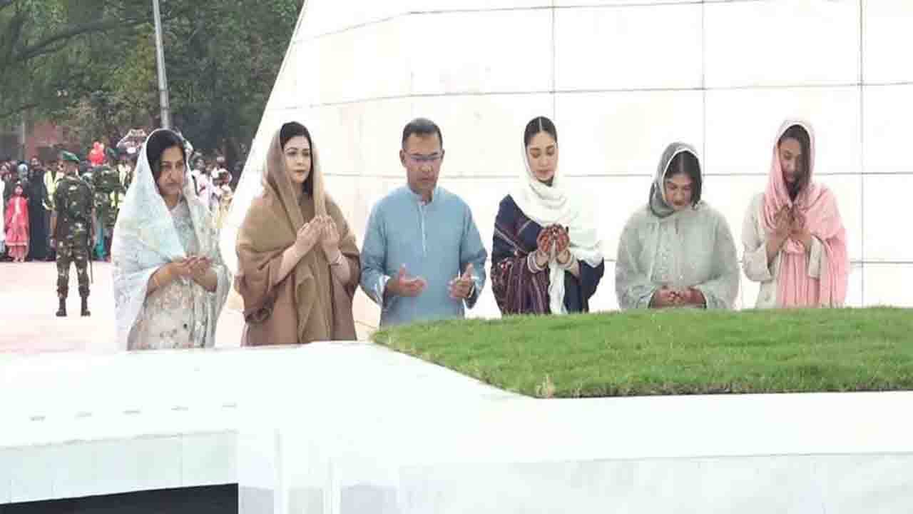 মা-বাবার কবর জিয়ারত করছেন প্রধানমন্ত্রী