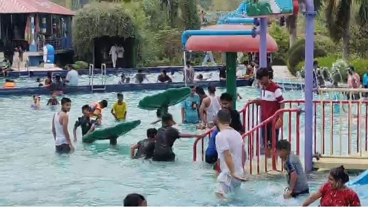 পর্যটকদের উল্লাস