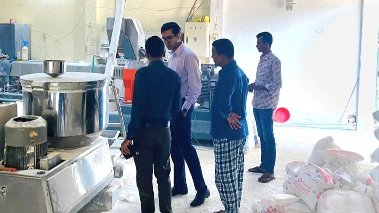 বিষাক্ত কেমিক্যাল ও রাসায়নিক রং দিয়ে তৈরি হচ্ছে চিপস