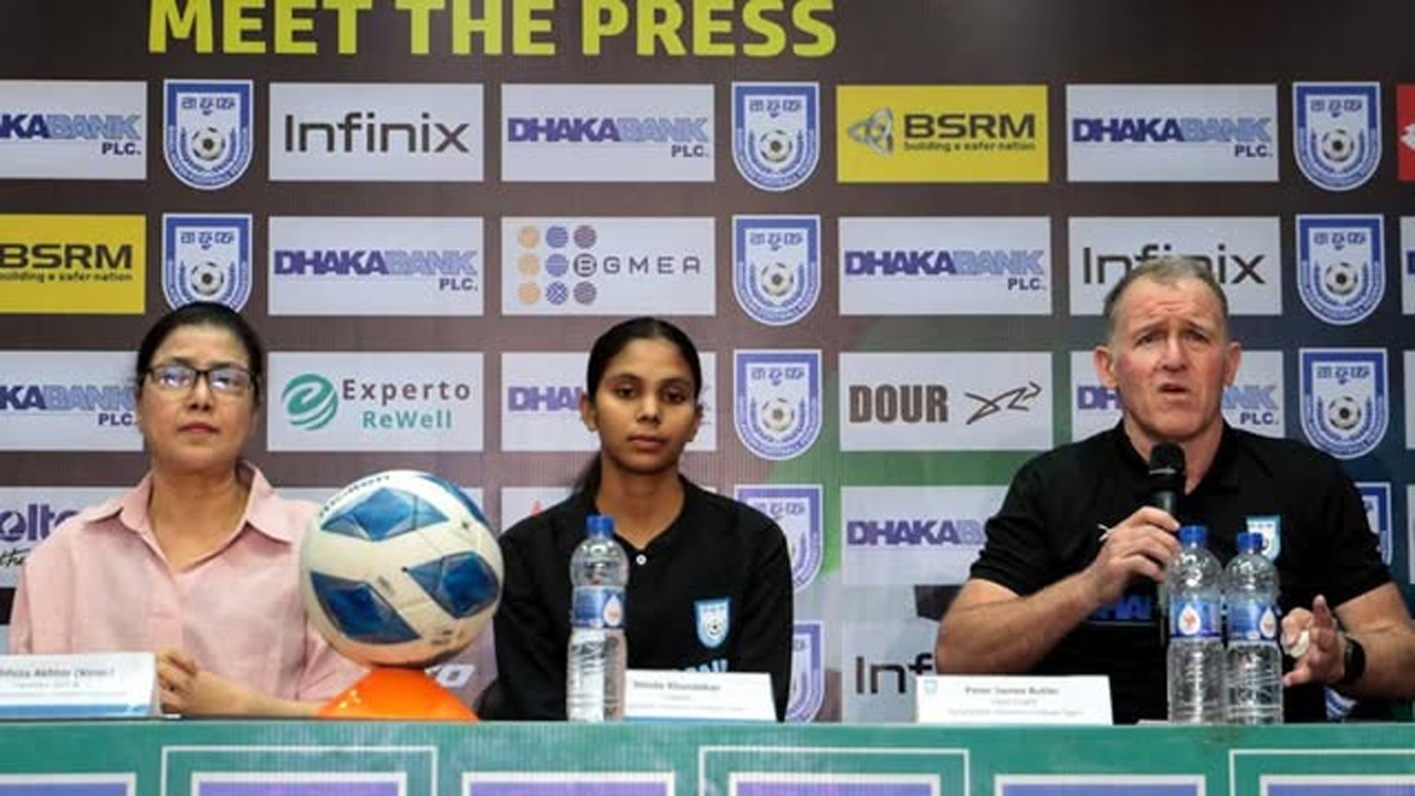সংবাদ সম্মেলনে নারী ফুটবল কোচ পিটার বাটলার