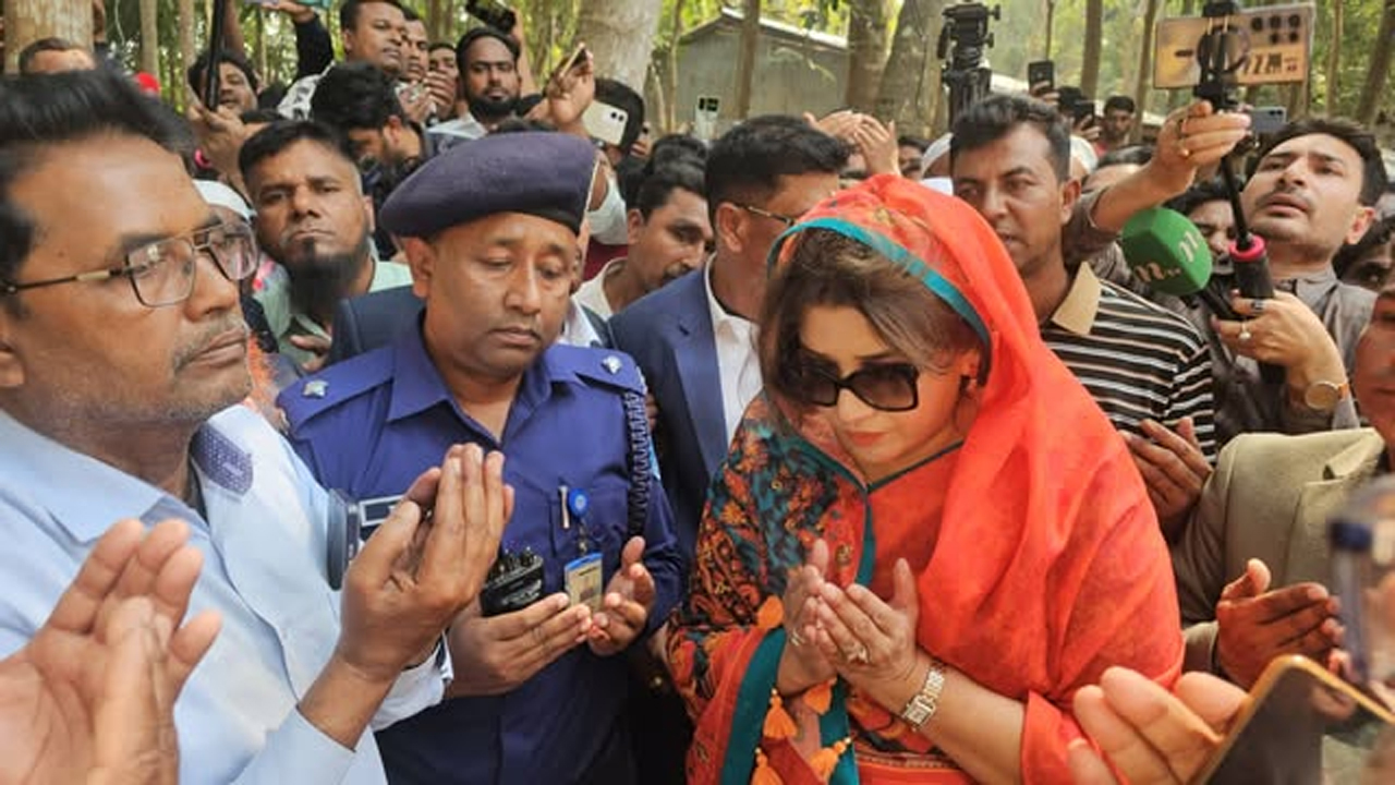 বাবার কবর জিয়ারত করছেন পররাষ্ট্র প্রতিমন্ত্রী শামা ওবায়েদ