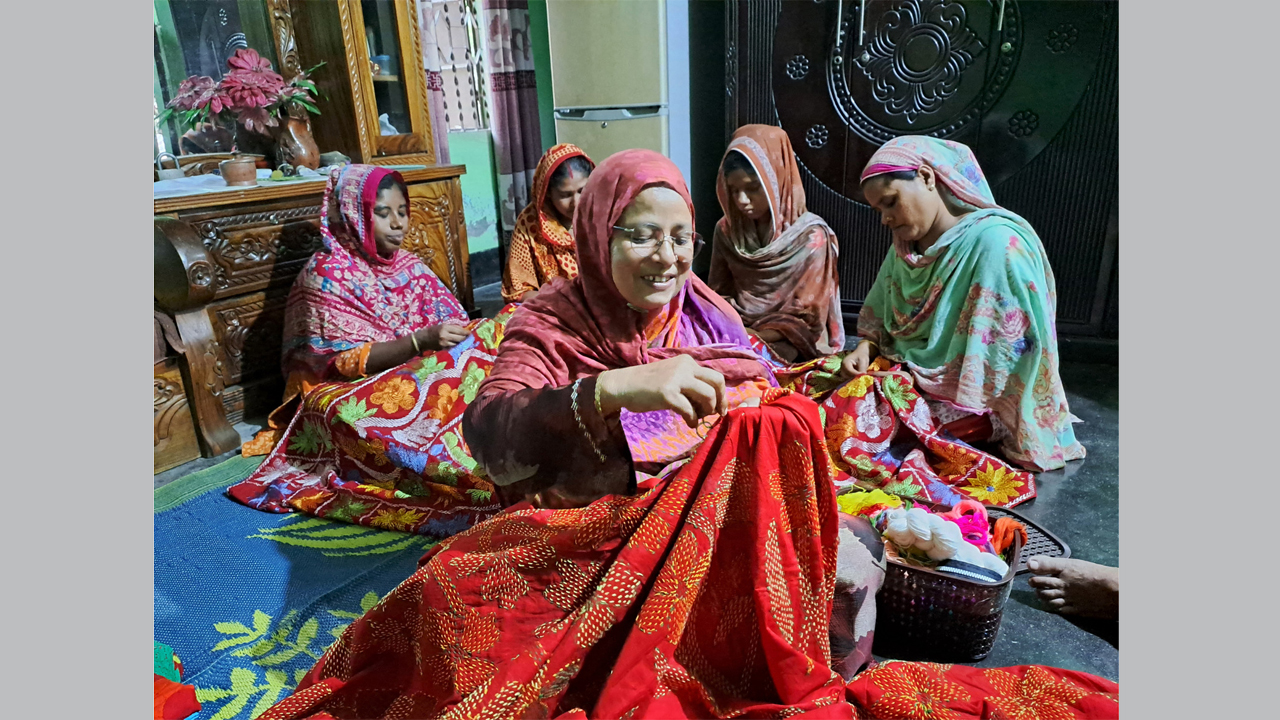 নকশীকাঁথা হাতে শেফালী বেগম