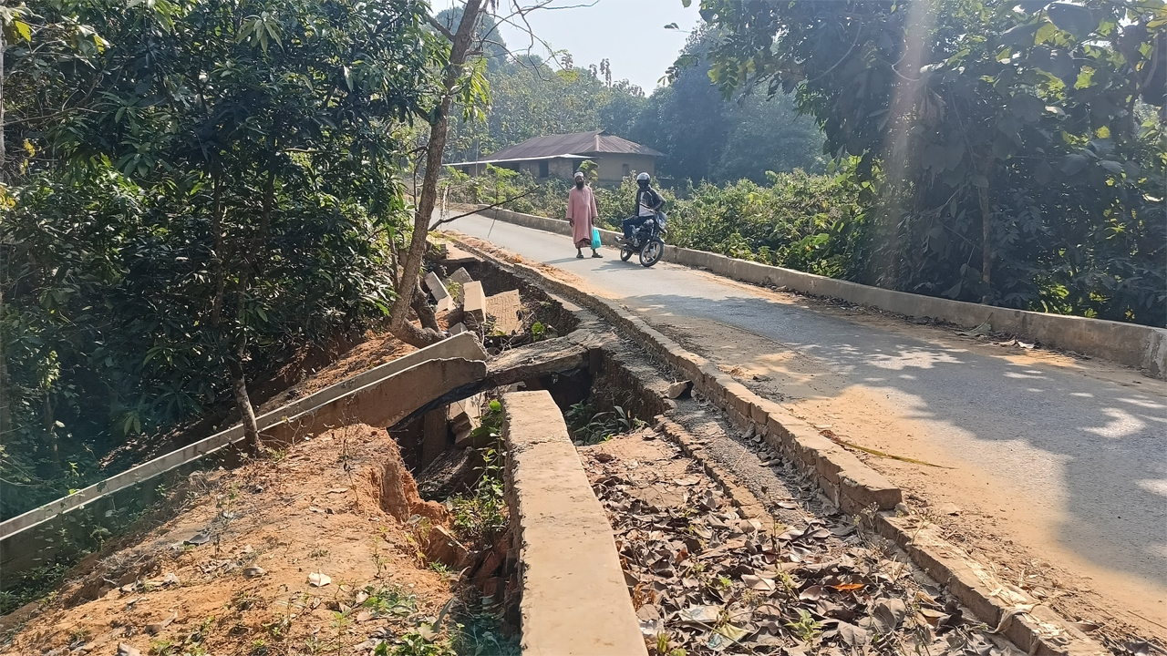 ধ্বসে পড়া রাস্তা