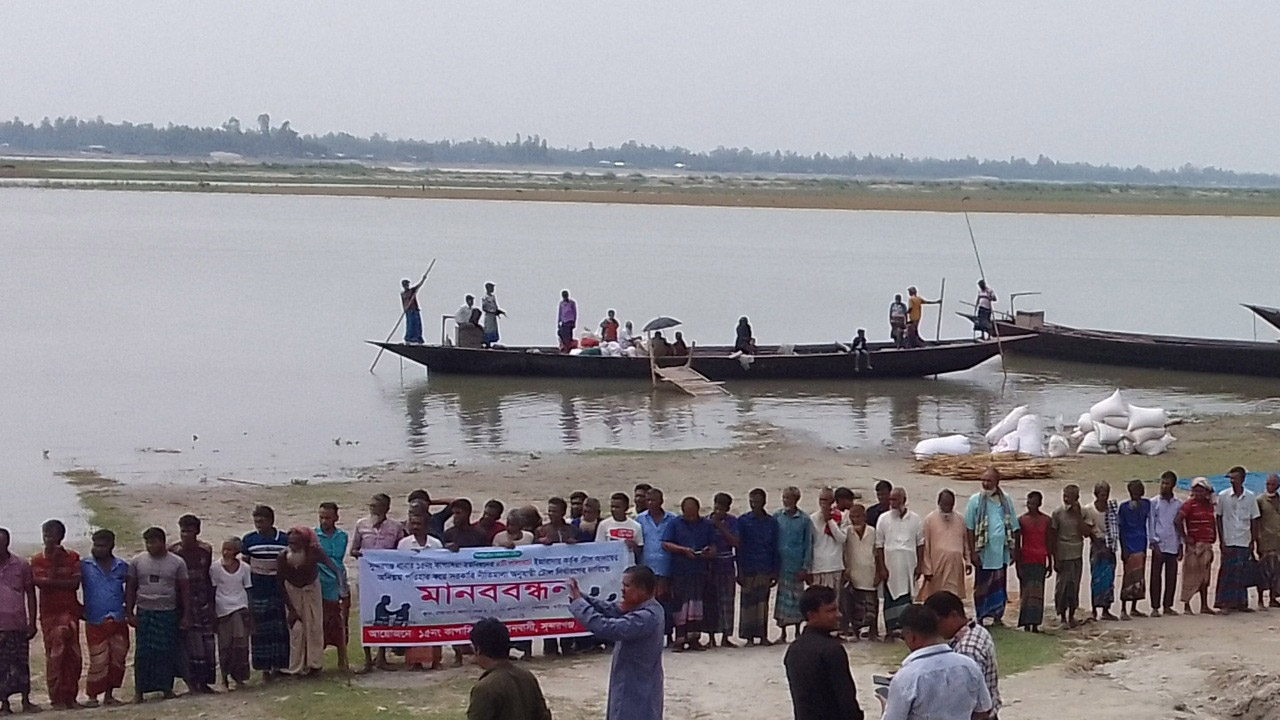 কাপাশিয়া খেয়াঘাটে অতিরিক্ত ভাড়া আদায়ের প্রতিবাদে মানববন্ধন