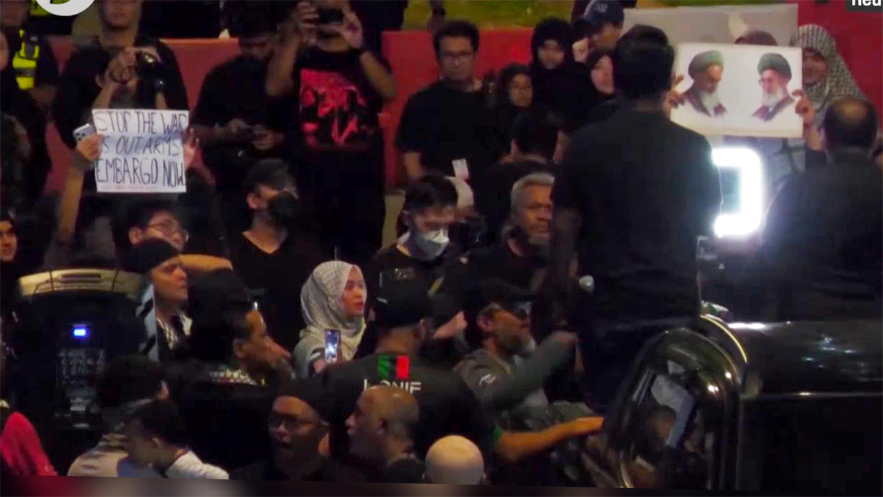 বিক্ষোভরত জনগণ