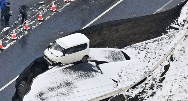 জাপানে ভূমিকম্পে ফেটে যাওয়া রাস্তা