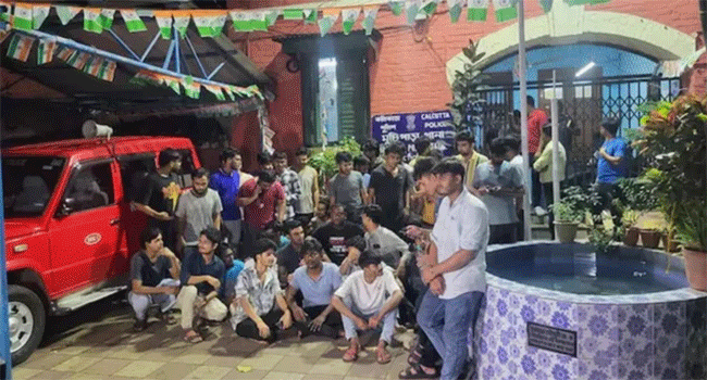 থানার বাইরে বসেই বিক্ষোভ বিশ্ববিদ্যালয়ের ছাত্রদের