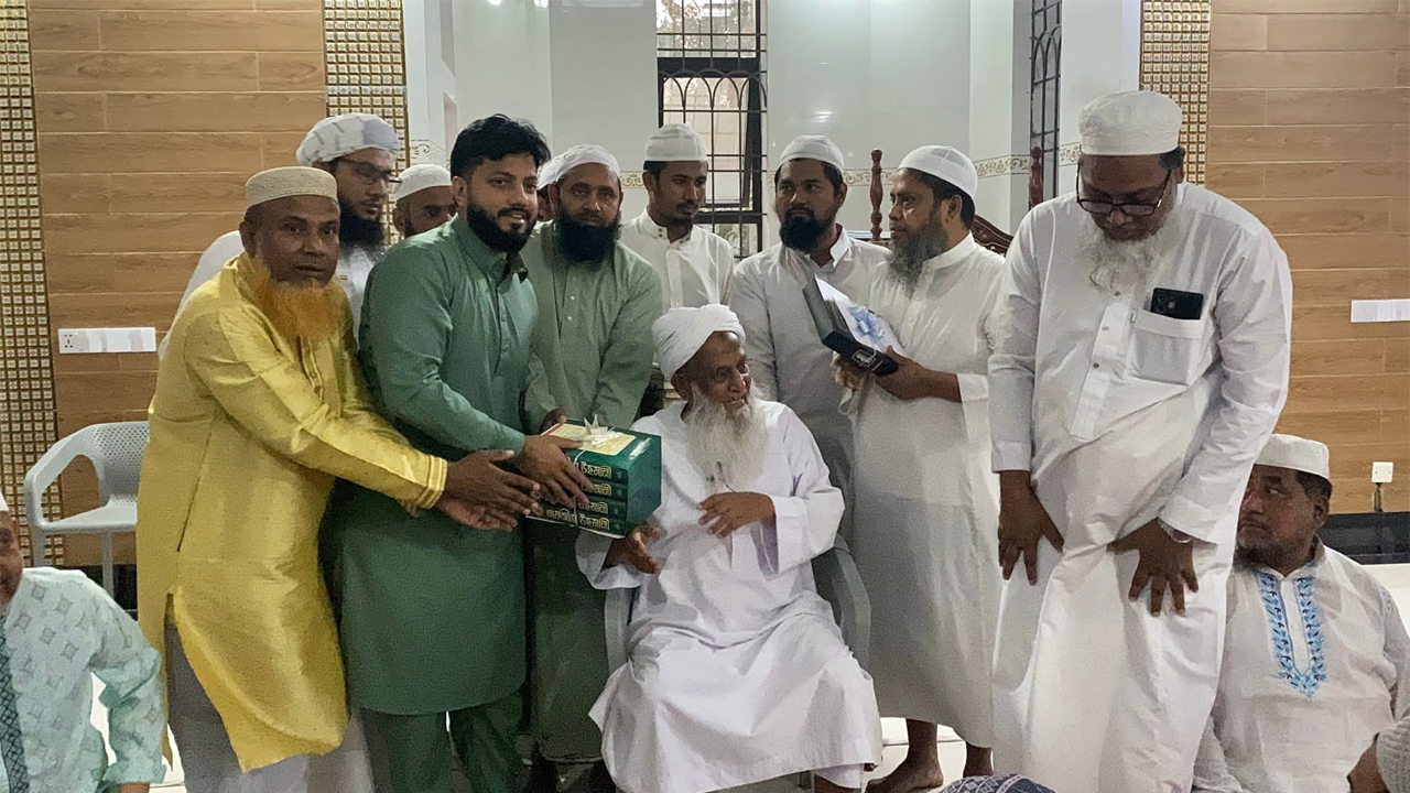 প্রতীমন্ত্রী ইশরাকের হাতে বই তুলে দিচ্ছেন পীর সাহেব
