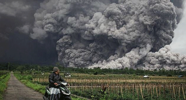 আগ্নেয়গিরির অগ্ন্যুৎপাতে ইন্দোনেশিয়ায় শত শত মানুষ আশ্রয়কেন্দ্রে