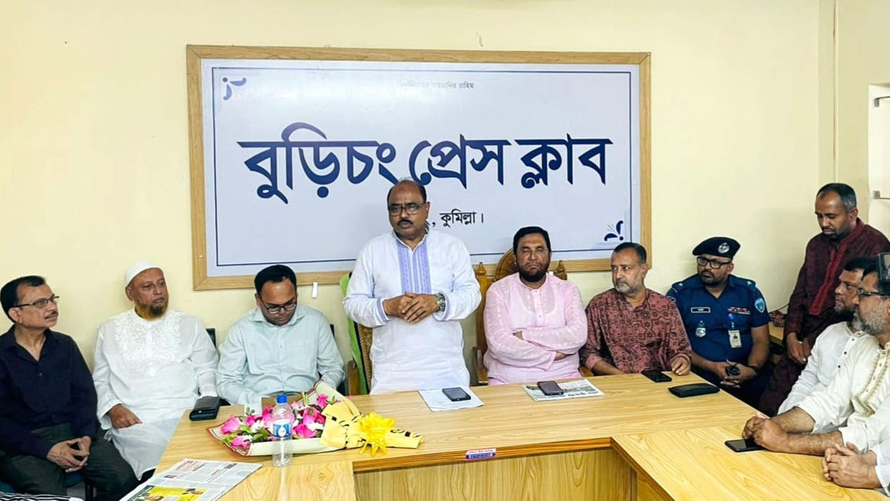 কথা বলছেন প্রশাসক মোস্তাক মিয়া