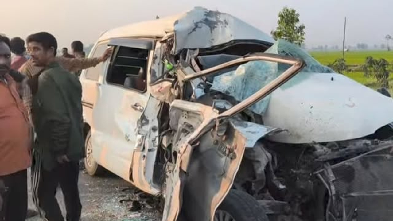 দুমড়ে-মুচড়ে যাওয়া মাইক্রোবাস