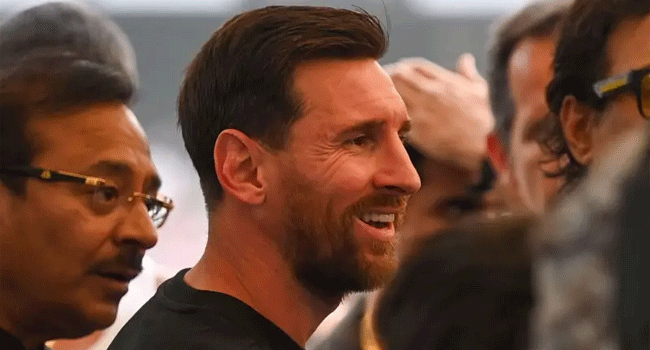 মেসির ঠিক পিছনে একেবারে গা ঘেঁষে ছিলেন মন্ত্রী অরূপ বিশ্বাস (চশমা পরিহিত)