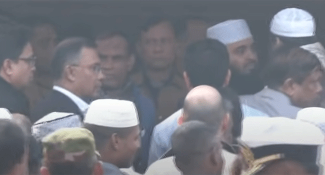বেগম জিয়ার কফিন কাঁধে নিলেন মামুনুল হক ও আজহারী