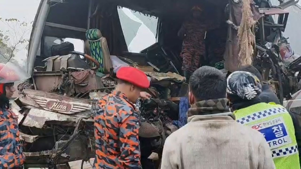 দুমড়ে-মুচড়ে যাওয়া বাস