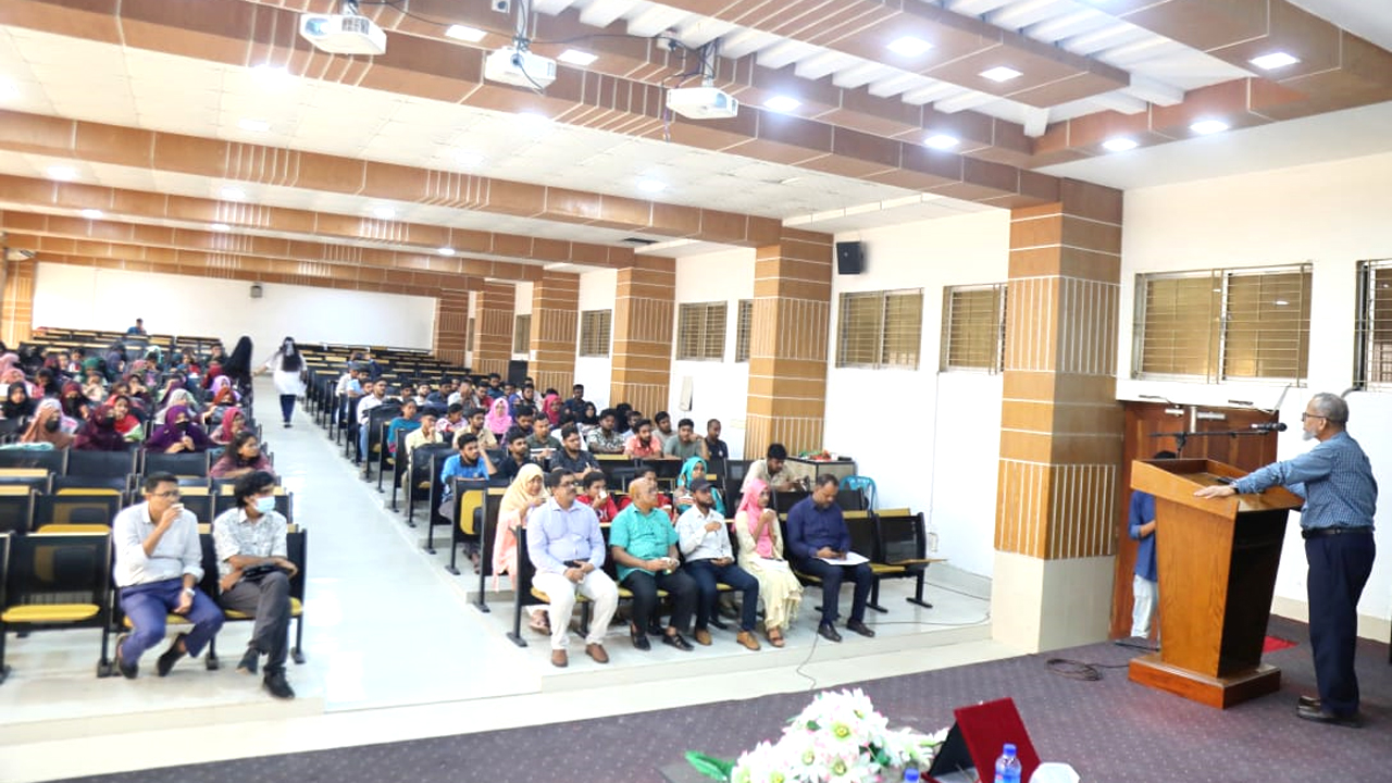 সেমিনারে বক্তব্য রাখছেন ভিসি অধ্যাপক ড. হোসেন আল মামুন