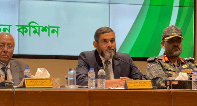 আইন-শৃঙ্খলা পরিস্থিতির সার্বিক অবস্থা পর্যালোচনাসংক্রান্ত সভায় রাখছেন ইসি সানাউল্লাহ