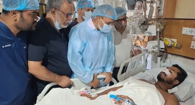 গত ২৯ আগস্ট গণঅধিকার পরিষদের কার্যালয়ের সামনে আইন-শৃঙ্খলা রক্ষাকারী বাহিনীর সদস্যদের হামলায় আহত হন নুরুল হক
