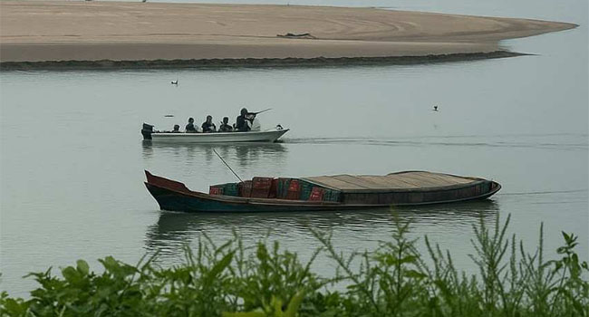 অস্ত্র দেখিয়ে চাঁদা দাবি করার দৃশ্য