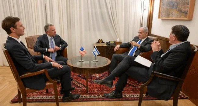 এর আগেও স্টিভ উইটকফ এবং জ্যারেড কুশনার ইসরাইলের প্রধানমন্ত্রী বেনিয়ামিন নেতানিয়াহুর সাথে বৈঠক করছেন। গত ৯ অক্টোবরের ছবি।