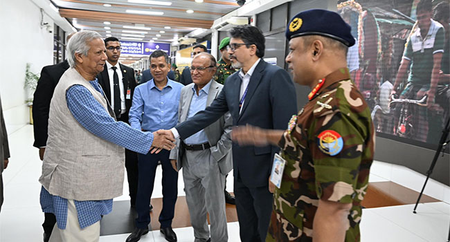 চীন সফর শেষে দেশে ফিরলেন প্রধান উপদেষ্টা