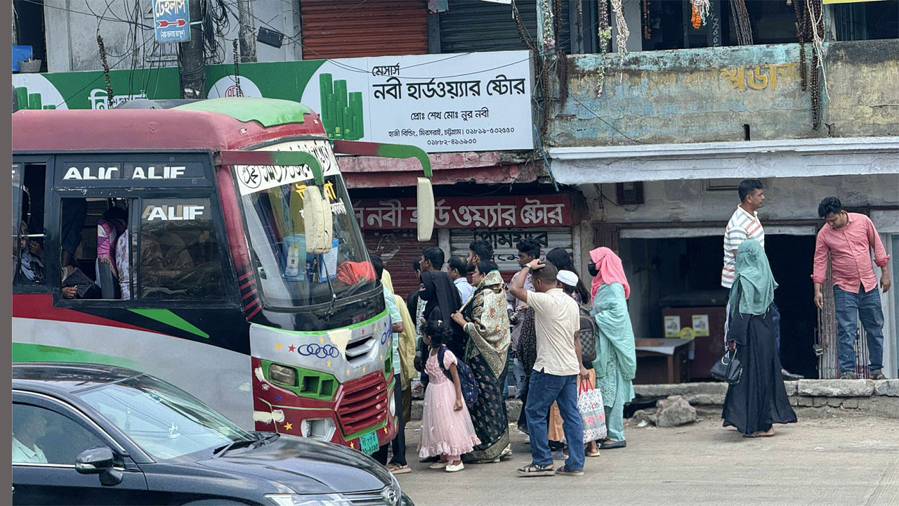 সড়কে গাড়ির চাপ