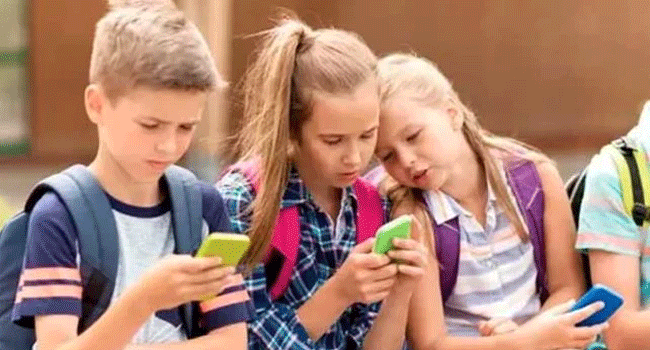 সোশ্যাল মিডিয়ায় শিশুদের আসক্তি ভয়াবহ আকার ধারণ করেছে।