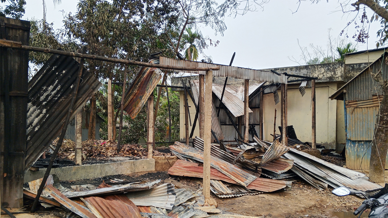 আগুনে পুড়ে যাওয়া দোকান