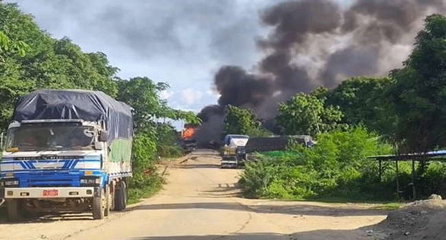 মিয়ানমারে বেসামরিক গাড়িবহরে বিমান হামলা