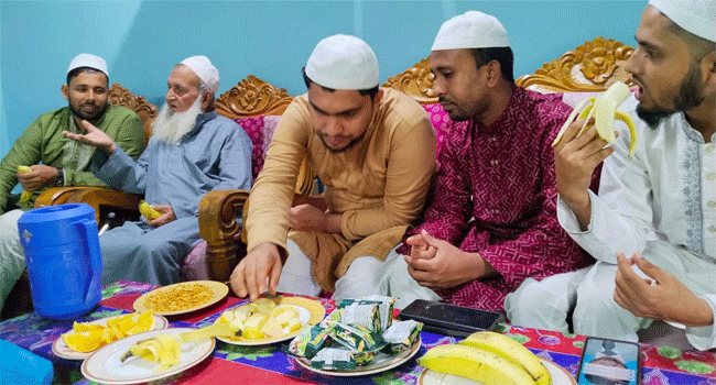 হেফাজত আমিরের সাথে নাস্তা করছেন গণঅধিকার পরিষদের নেতারা