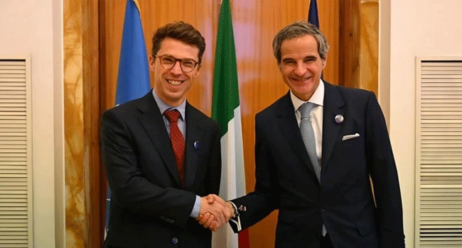 ডানে : আইএইএর প্রধান রাফায়েল গ্রোসি। বামে : অধ্যাপক নুনো এফ লুরিরো, যিনি মার্কিন যুক্তরাষ্ট্রে নিহত হন।