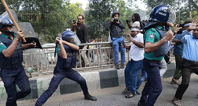 প্রাথমিক শিক্ষকদের ওপর পুলিশের লাঠিচার্জ