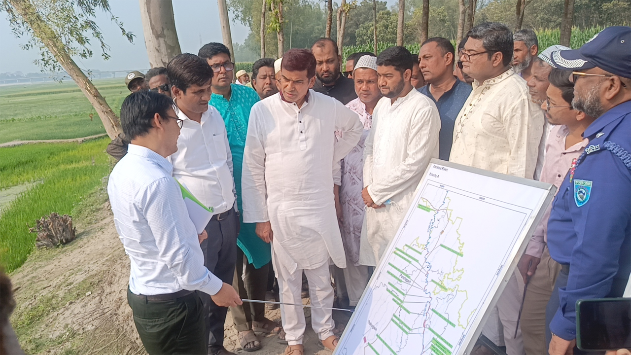 প্রকল্প পরিদর্শন করছেন প্রতিমন্ত্রী ফরহাদ হোসেন আজাদ