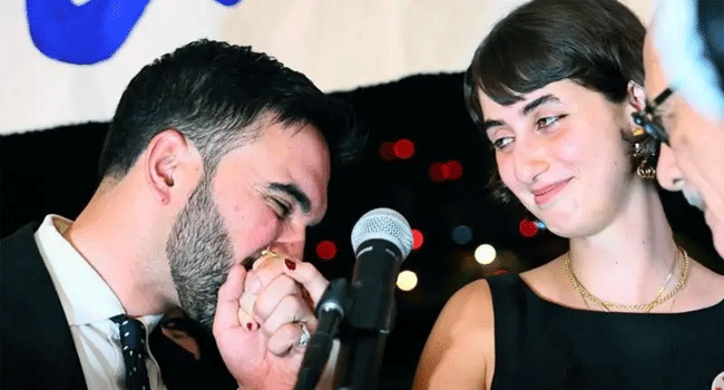 ডেটিং অ্যাপ হিঞ্জে সাক্ষাৎ হয় এই দম্পতির